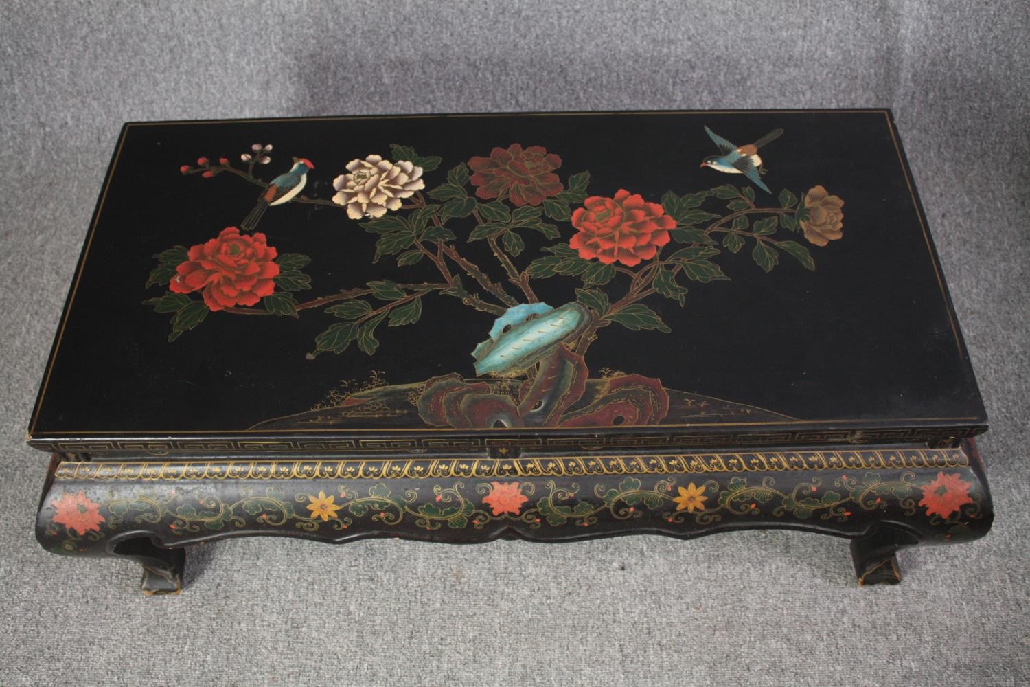 Coffee table, vintage lacquered Chinese with allover hand painted decoration. H.42 W.106 D.55cm. - Image 4 of 5