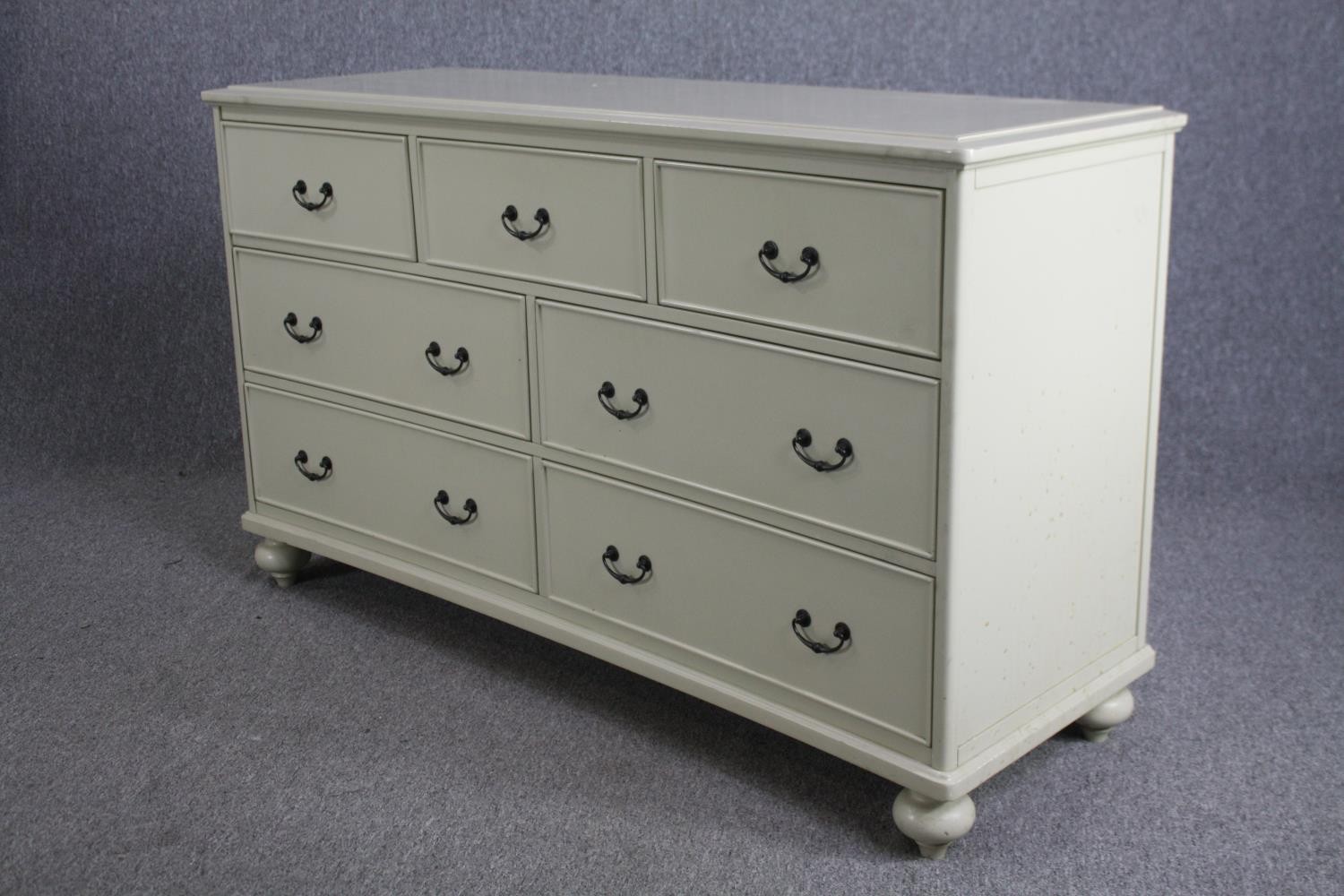 Chest of drawers, contemporary Victorian style. H.80 W.147 D.50cm. - Image 3 of 5