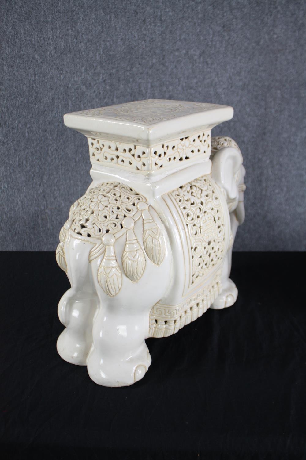 A pair modern oriental style ceramic elephants. Garden stools. H.43cm. - Image 4 of 5