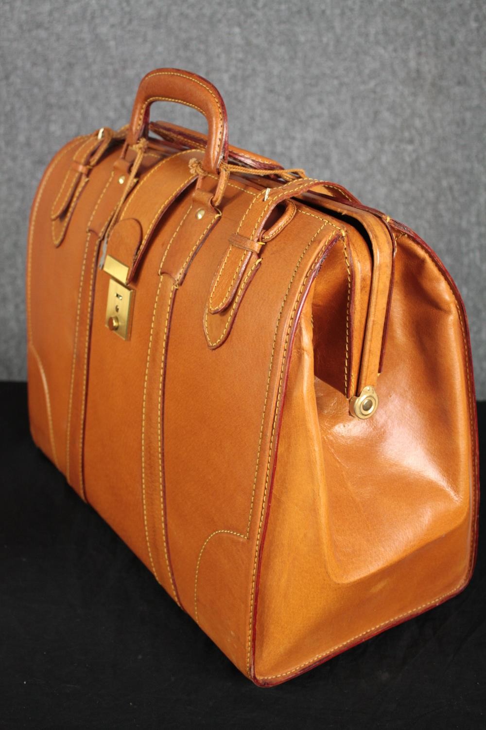 Two pairs of bespoke tan leather Gladstone bag style travel luggage. One larger and one smaller. - Image 3 of 7