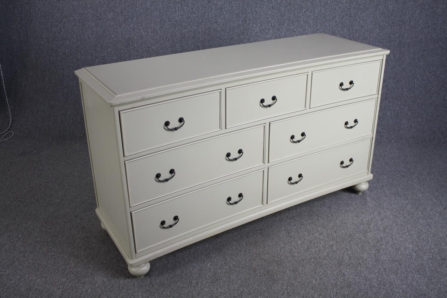 Chest of drawers, contemporary Victorian style. H.80 W.147 D.50cm. - Image 2 of 5