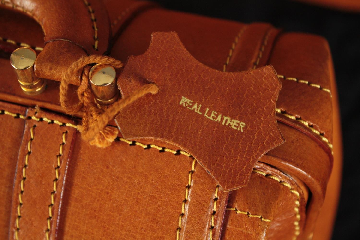 Two pairs of bespoke tan leather Gladstone bag style travel luggage. One larger and one smaller. - Image 6 of 7