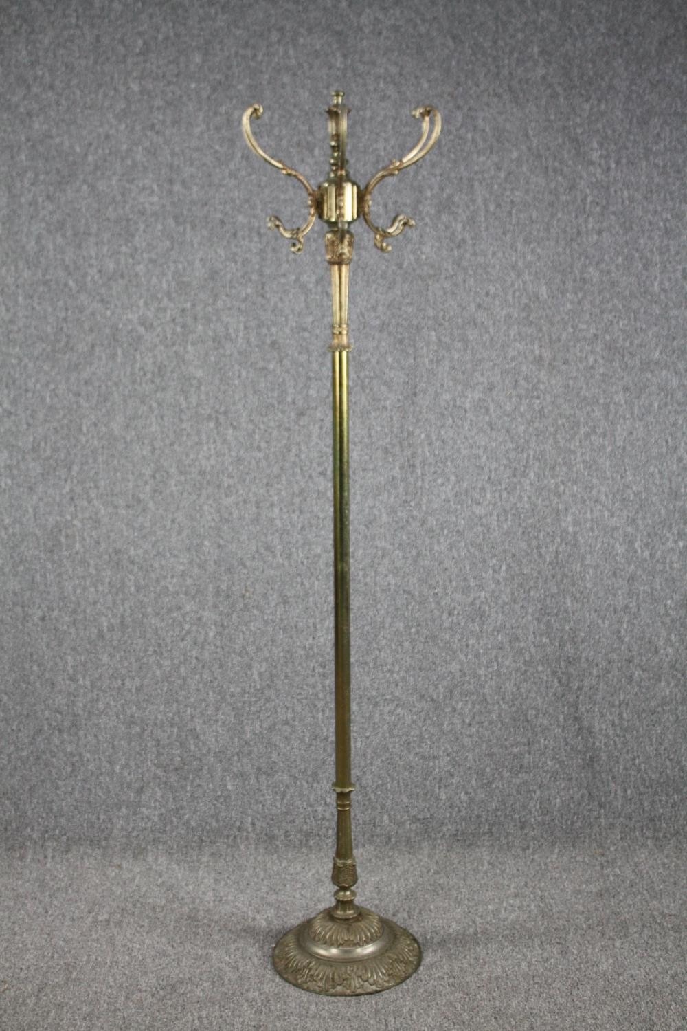 A vintage brass coat stand. H.166cm.