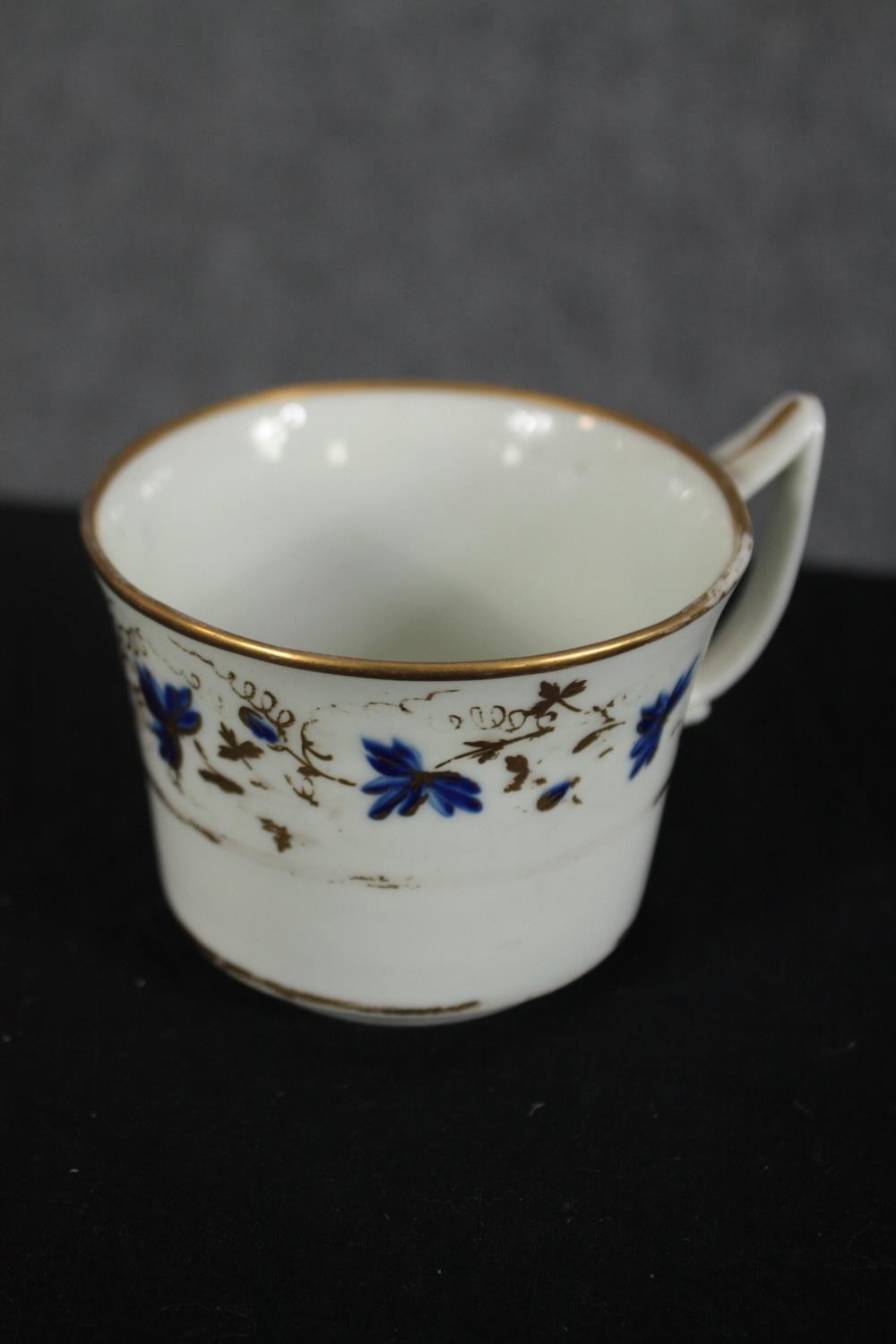 A mixed collection of 19th century cups, tea bowls and saucers. Dia.14cm. (largest) - Image 6 of 7