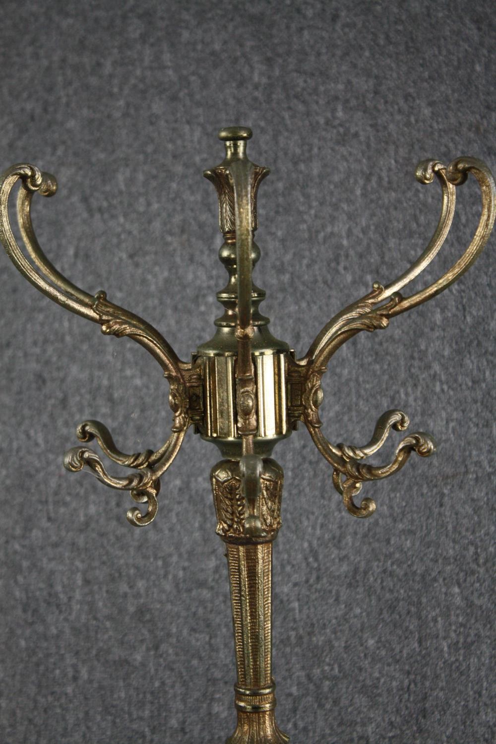 A vintage brass coat stand. H.166cm. - Image 2 of 4