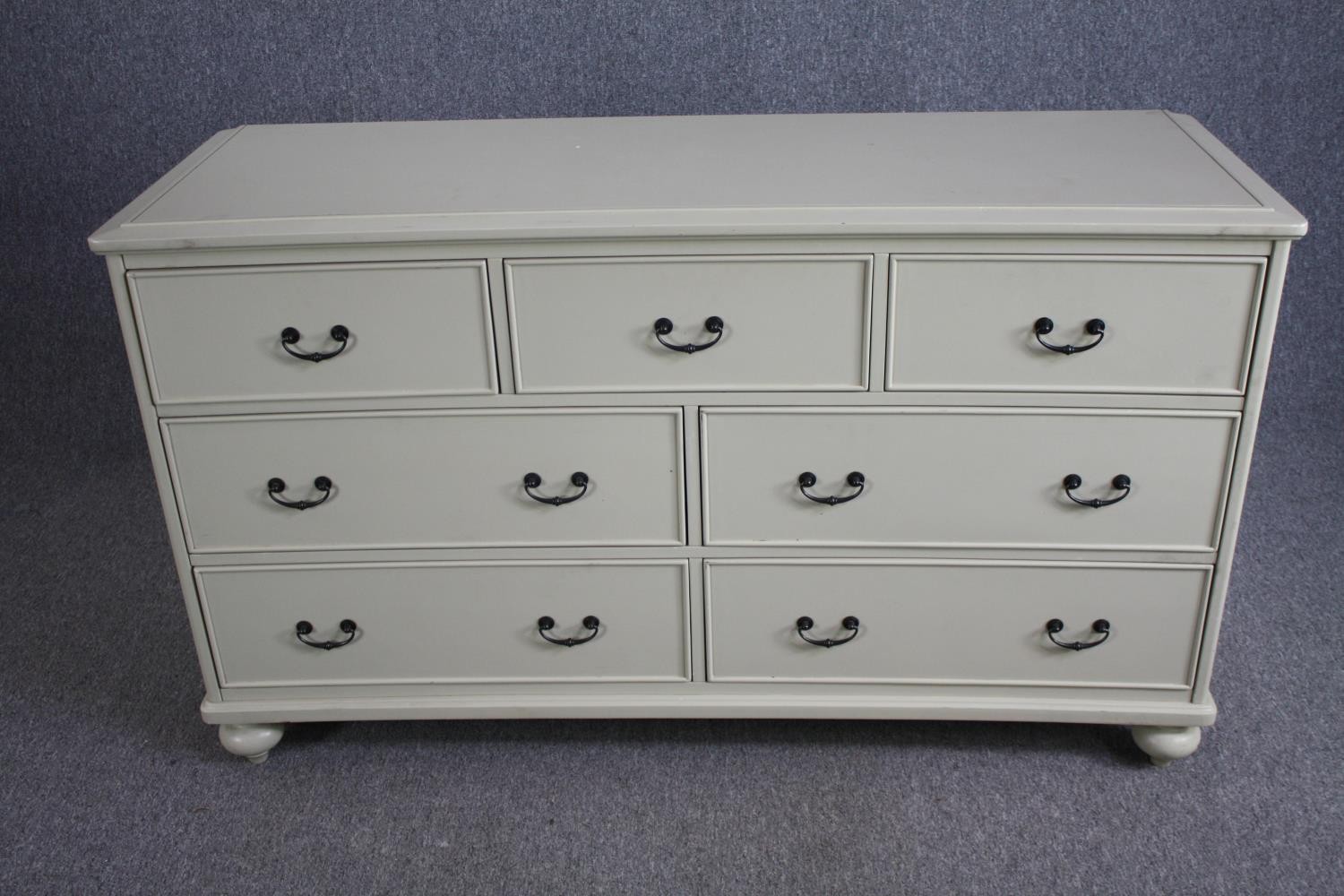 Chest of drawers, contemporary Victorian style. H.80 W.147 D.50cm.