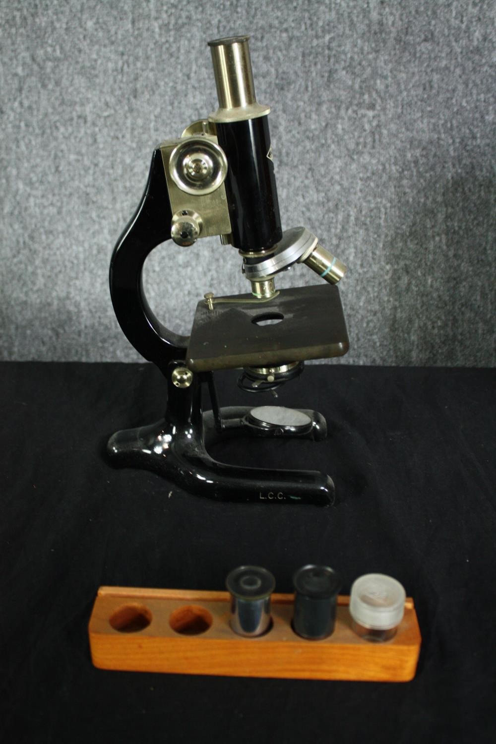 A WR Prior Microscope in a wooden travel case. Brass and black lacquered metal on a Y-shaped foot. - Image 4 of 8