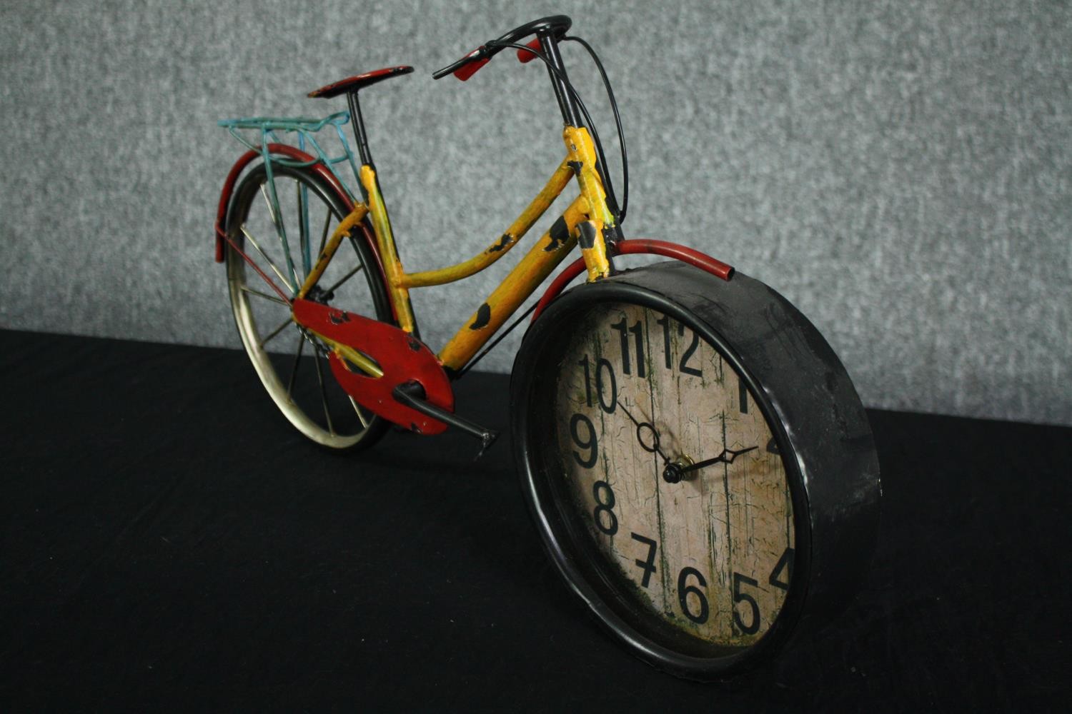 A clock in the form of a bicycle. In a distressed finish. H.33 W.55cm. - Image 3 of 3