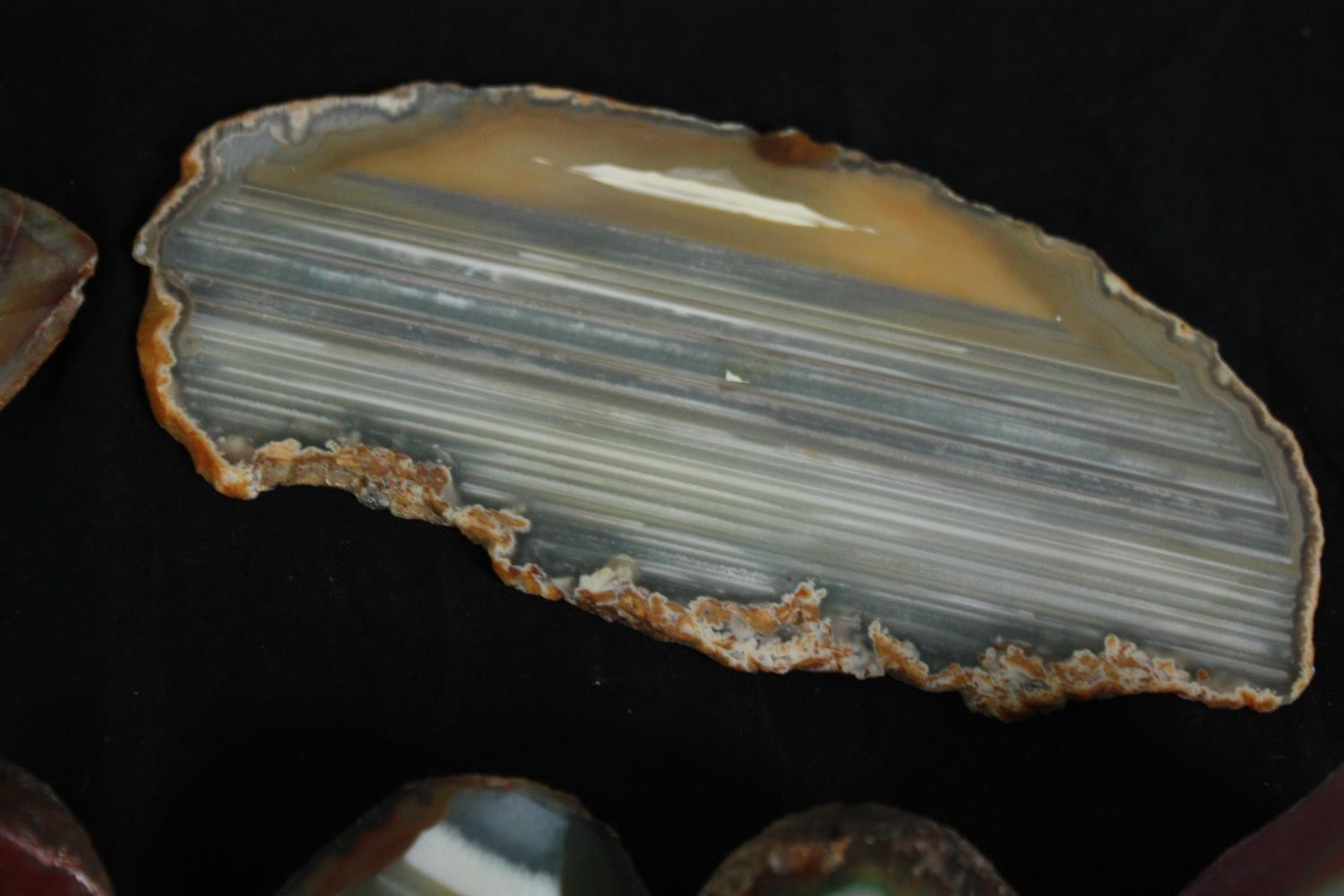 A collection of eleven agate geode pieces and slices, some dyed. L.20cm. (largest) - Image 5 of 5
