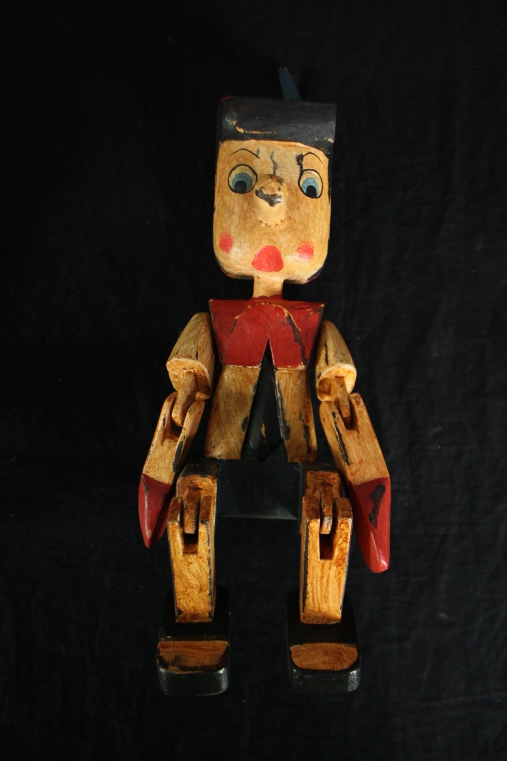 Four carved and hand painted Pinocchio puppets. H.30cm. (largest) - Image 3 of 5