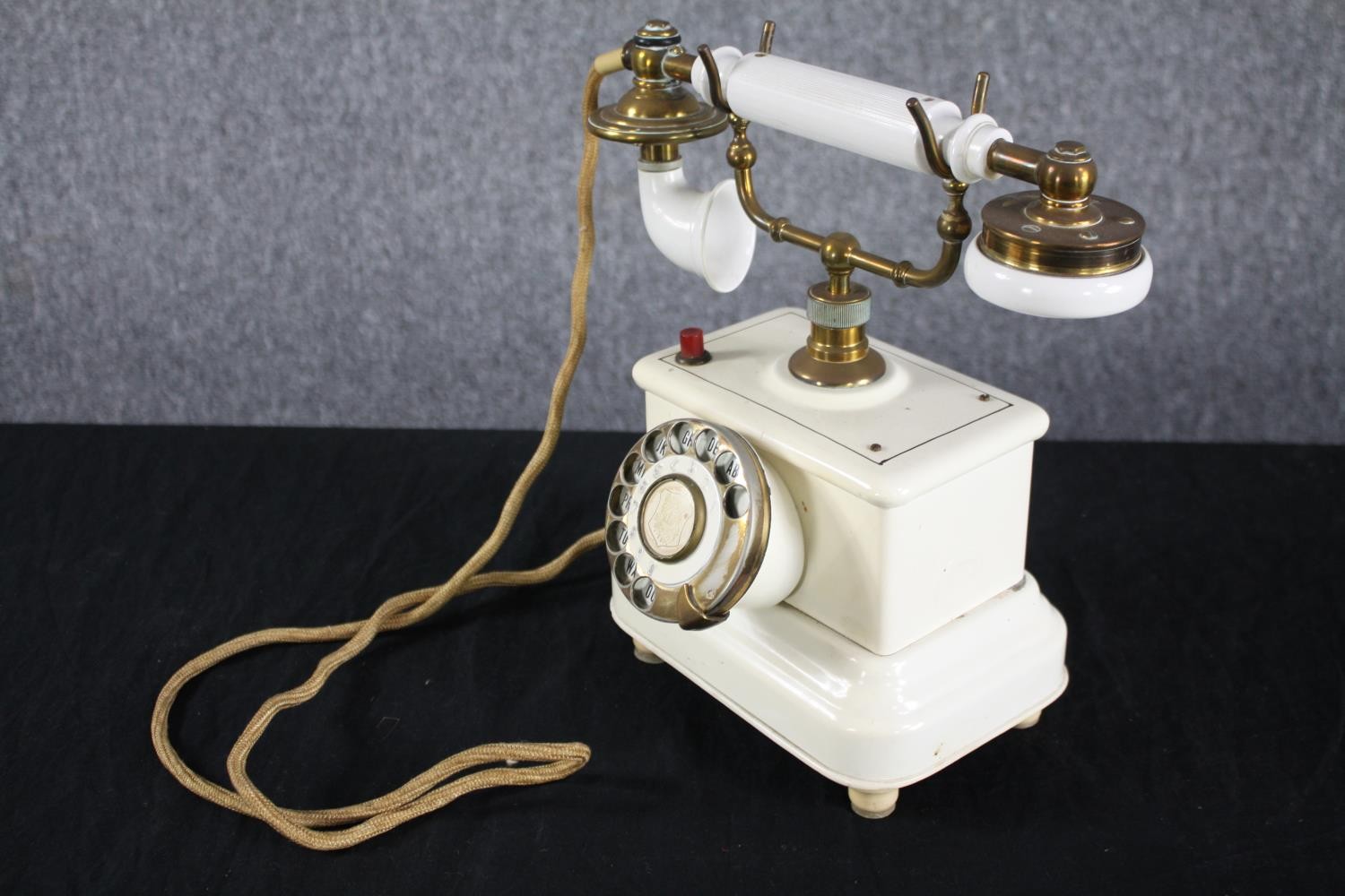 Expoga Denmark. A vintage Danish telephone. Made from Urea-formaldehyde an early plastic. H.29cm. - Image 3 of 6