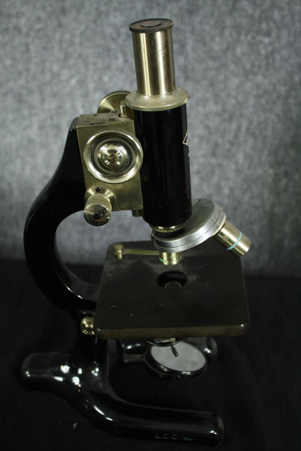 A WR Prior Microscope in a wooden travel case. Brass and black lacquered metal on a Y-shaped foot. - Image 5 of 8