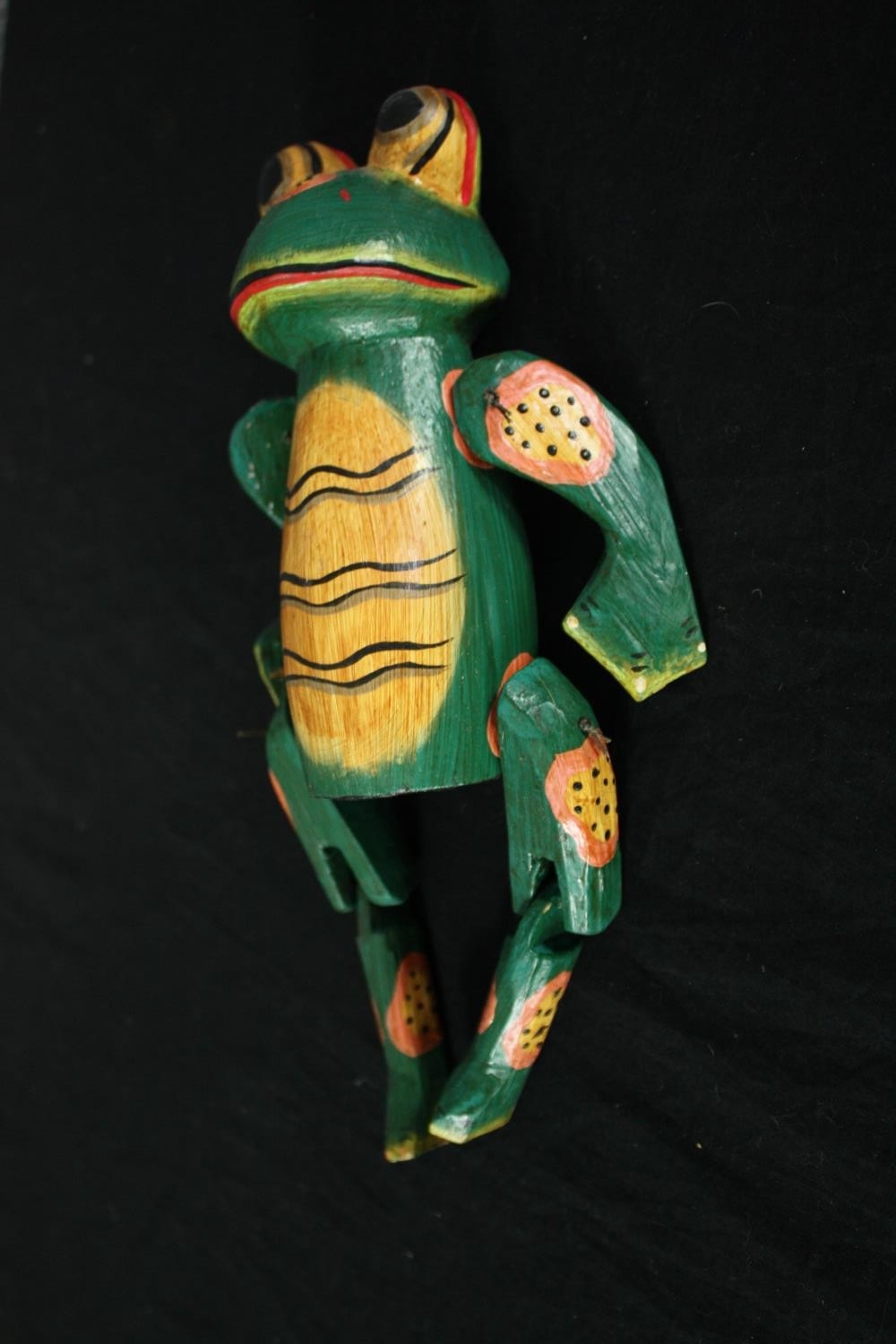 Four carved and hand painted frog puppets. H.36cm. (largest) - Image 3 of 4