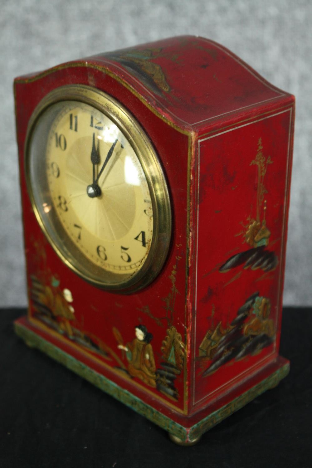 An early twentieth century Chinoiserie mantle clock. In a hand painted and lacquered wooden case. - Image 3 of 6