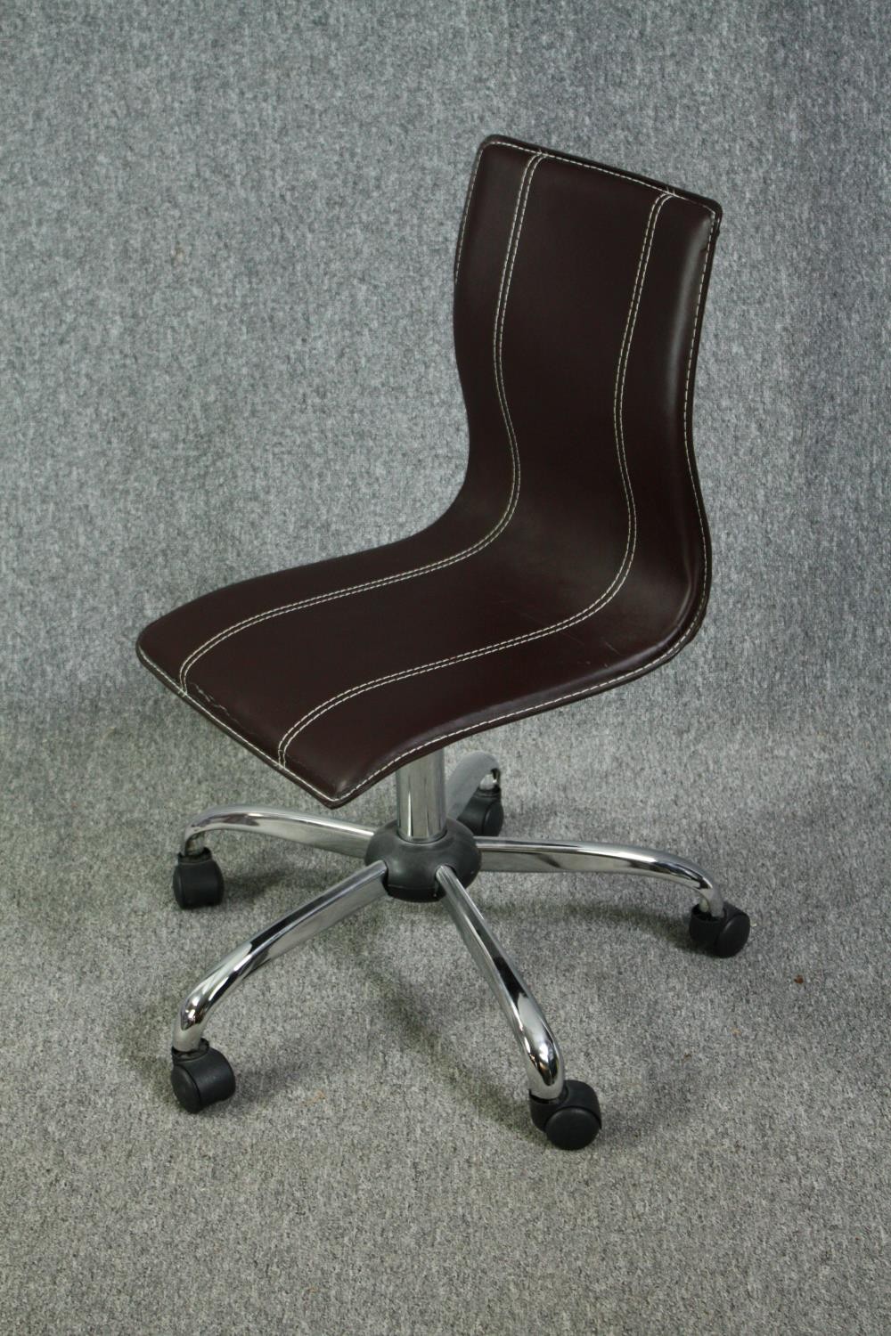 A contemporary office desk chair in faux leather upholstery. - Image 3 of 5