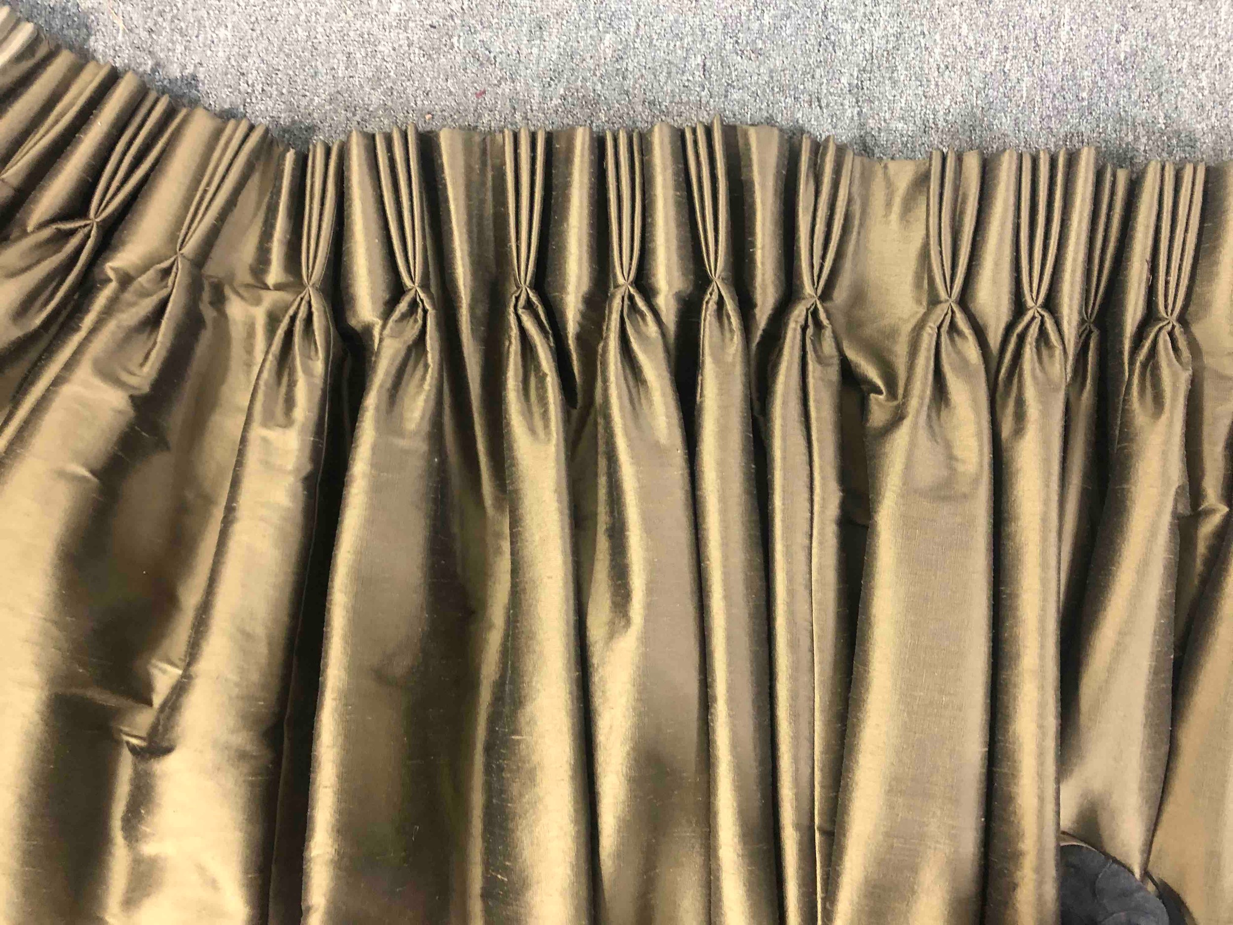 A pair of shot silk gold and bronze fully lined curtains. L.205 W.(top) 300 (bottom) 680cm. - Image 4 of 7