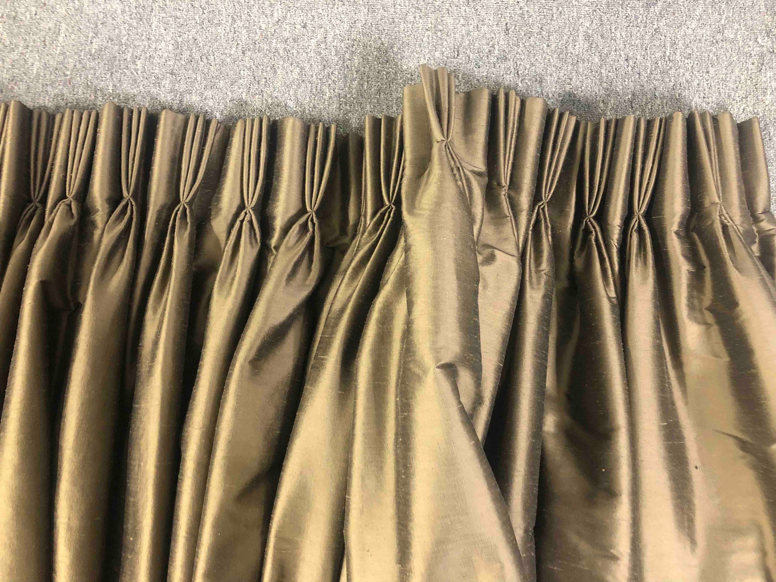 A pair of shot silk gold and bronze fully lined curtains. L.205 W.(top) 300 (bottom) 680cm. - Image 3 of 7