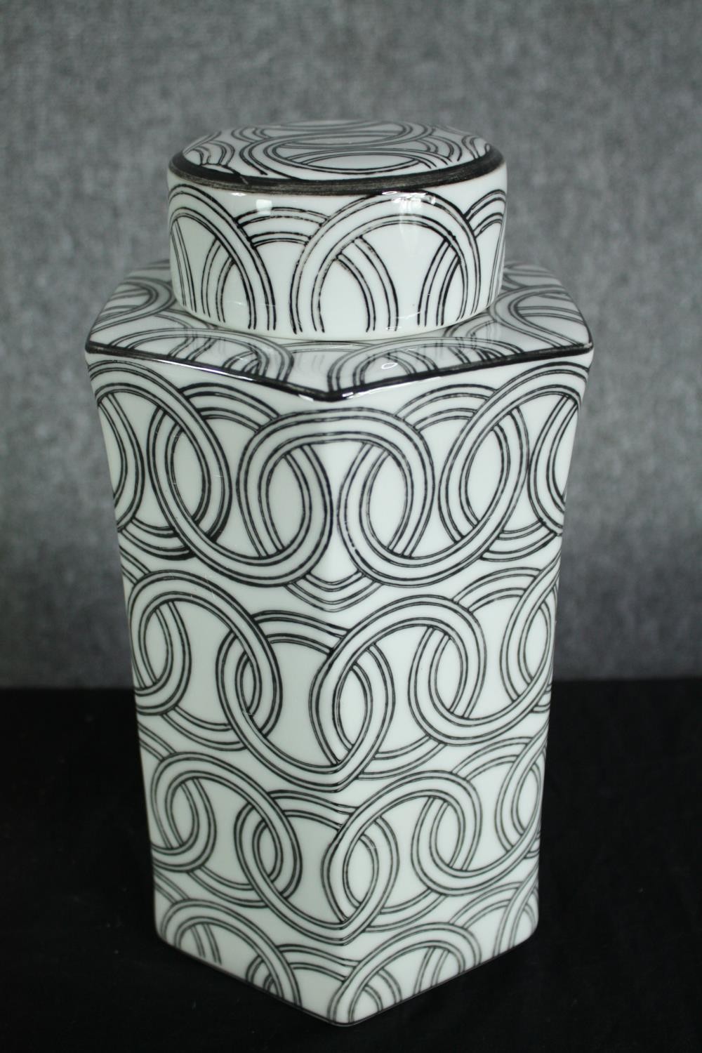 A pair of black and white lidded ginger jars decorated with chainlink pattern. H.31cm. (each) - Image 2 of 5