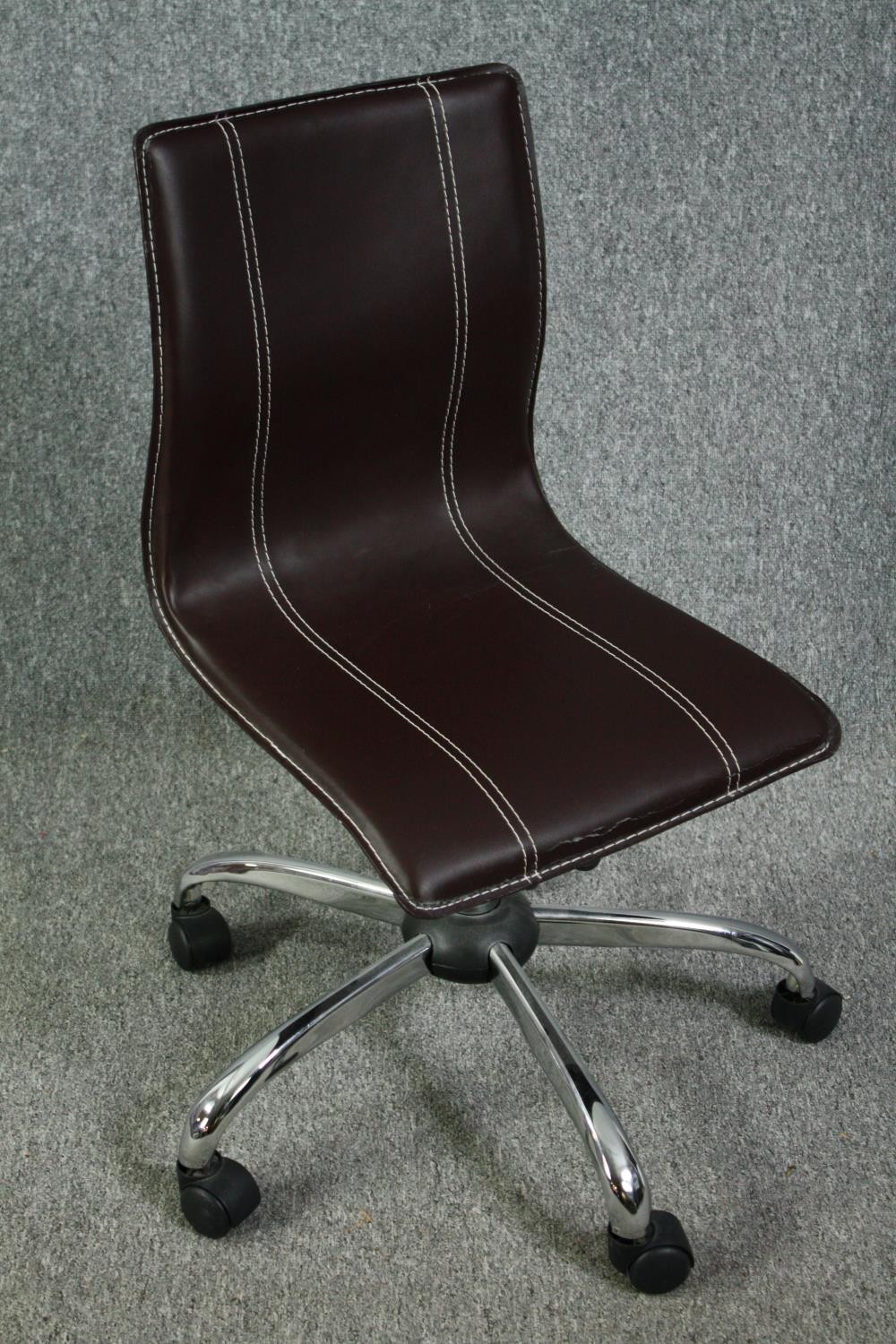 A contemporary office desk chair in faux leather upholstery. - Image 2 of 5