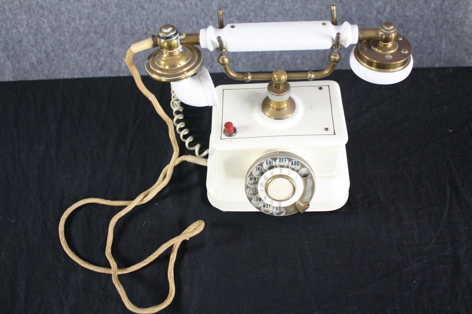 Expoga Denmark. A vintage Danish telephone. Made from Urea-formaldehyde an early plastic. H.29cm. - Image 4 of 6