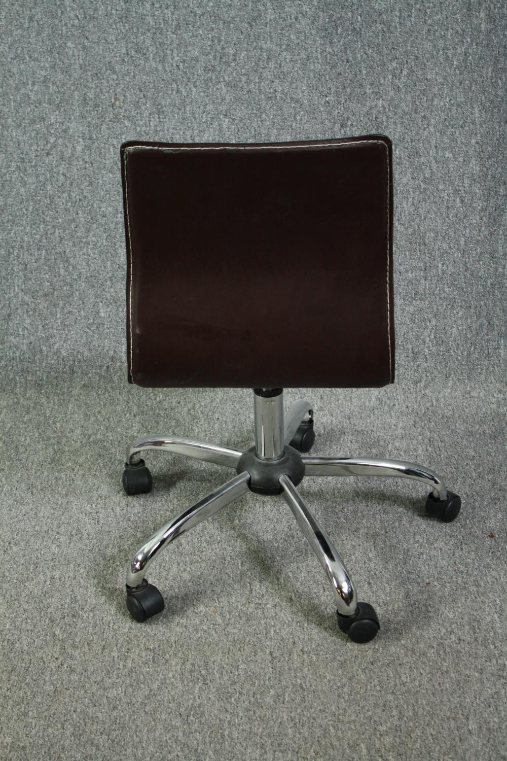 A contemporary office desk chair in faux leather upholstery. - Image 4 of 5