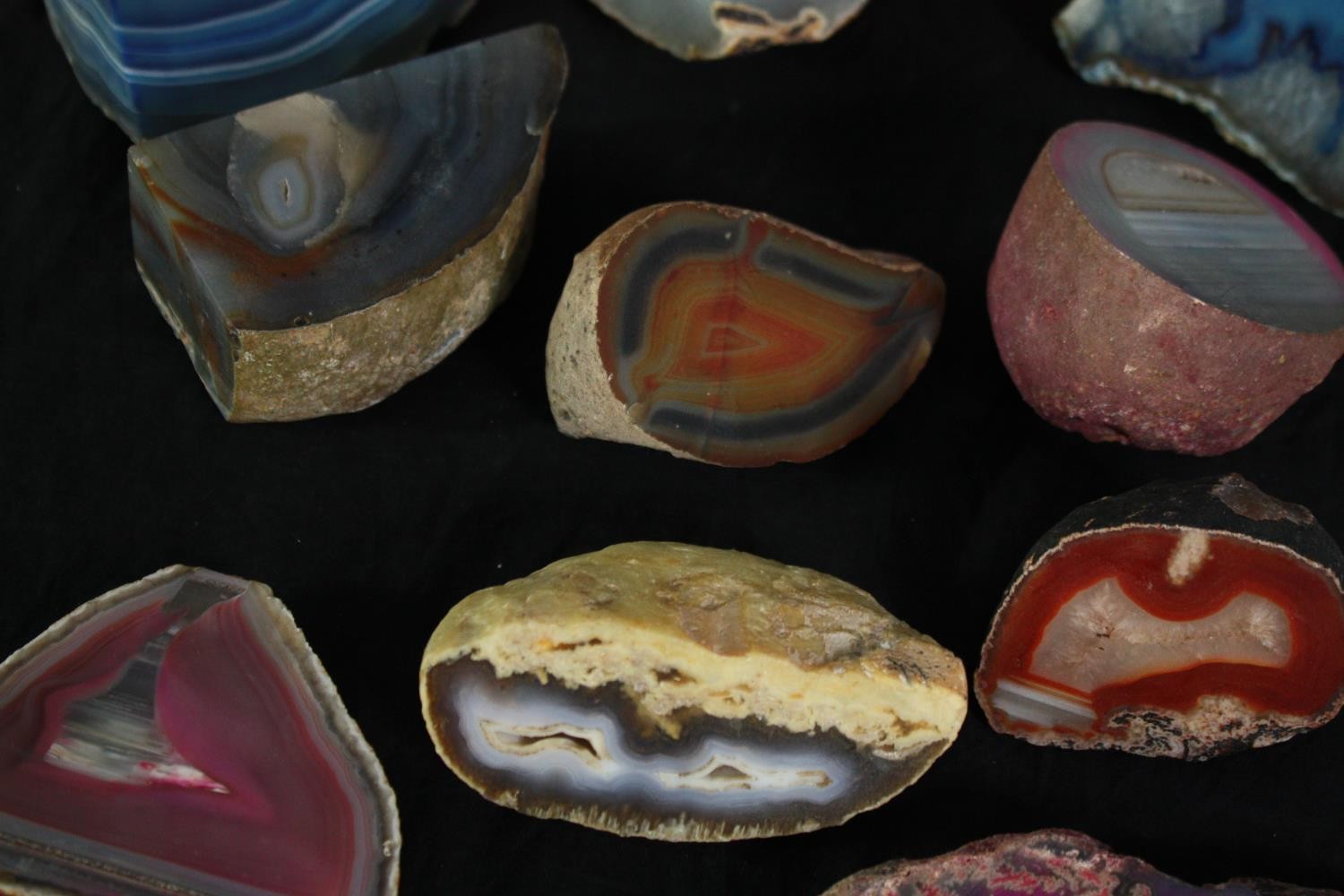 A collection of ten agate geode pieces and slices, some dyed. L.19cm. (largest) - Image 3 of 4