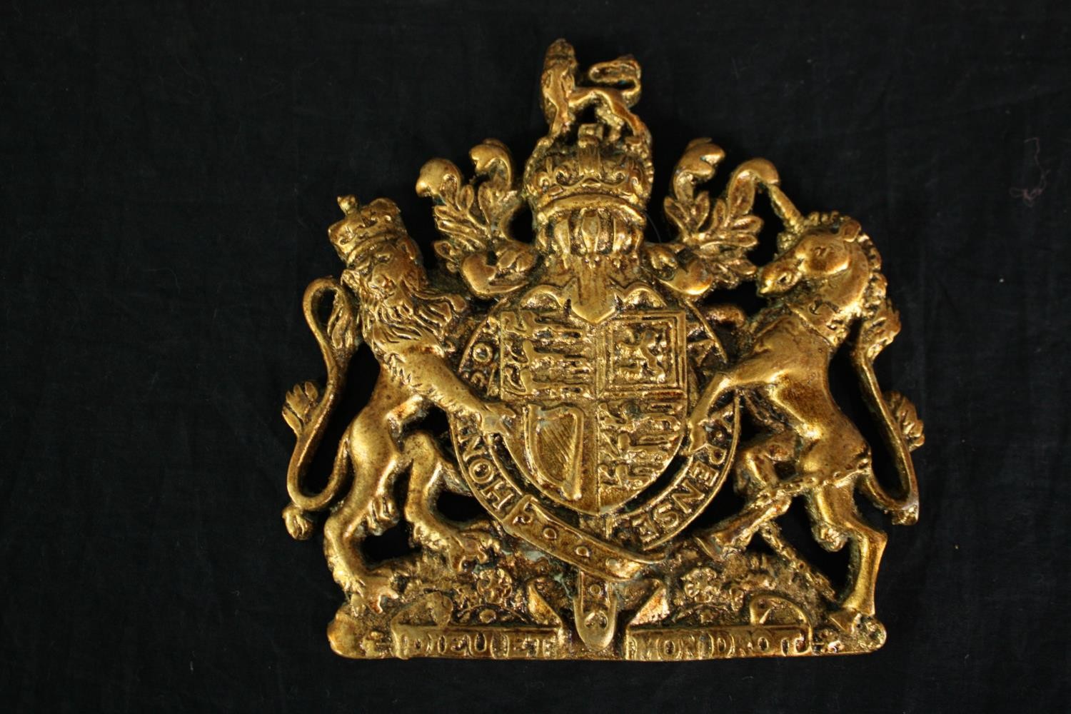 Four coats of arms. Wall plaques. Moulded and finished in gold. H.17 W.17cm. (each) - Image 2 of 4