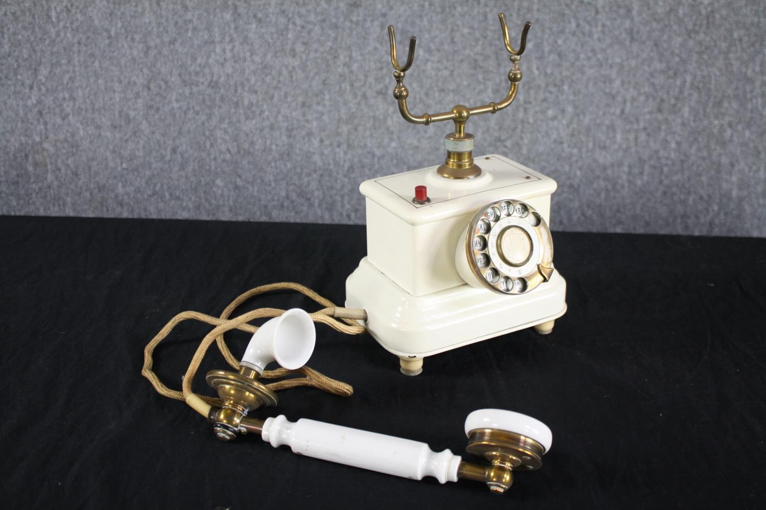 Expoga Denmark. A vintage Danish telephone. Made from Urea-formaldehyde an early plastic. H.29cm. - Image 2 of 6