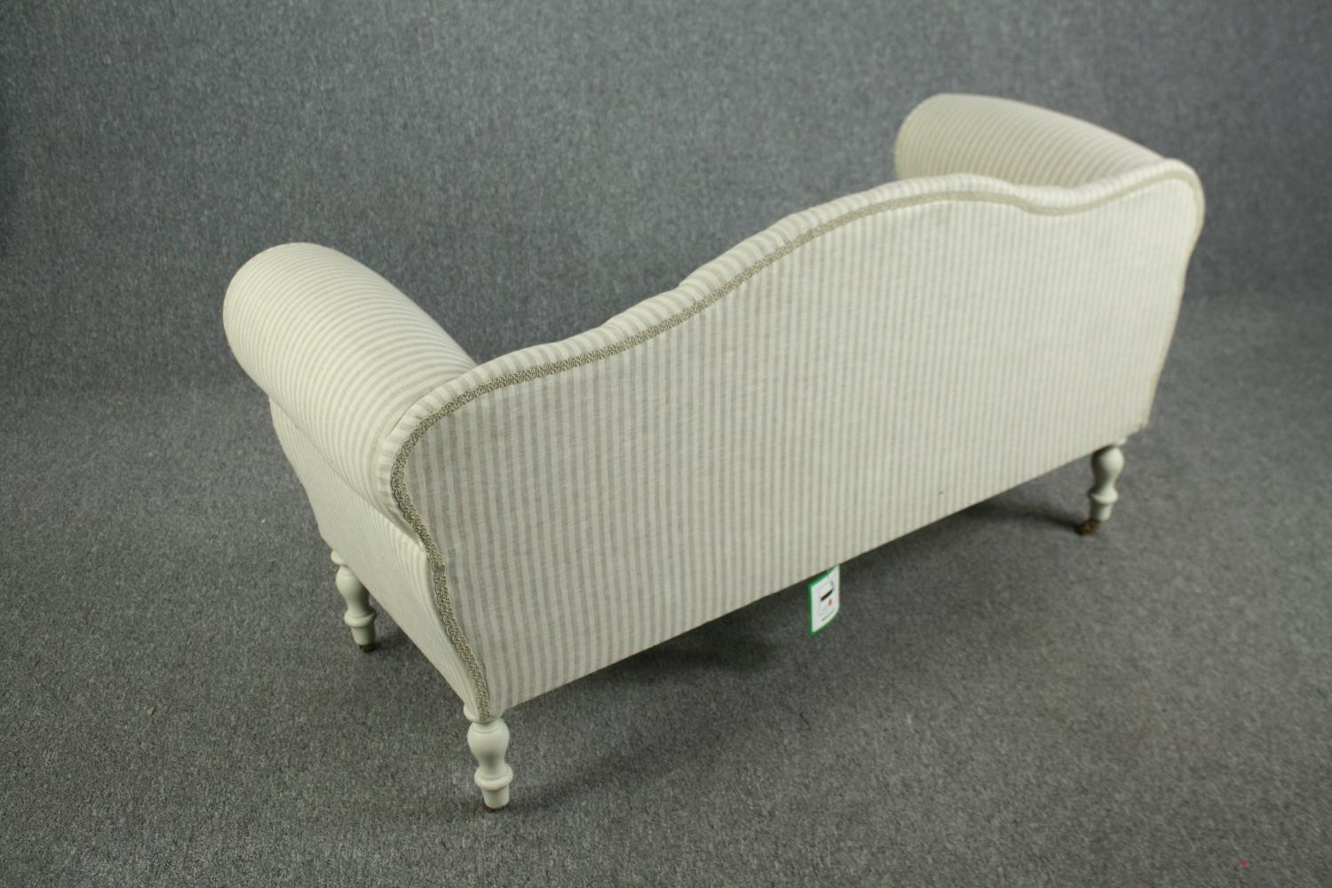 Small sofa or loveseat, Victorian style in deep buttoned upholstery. H.78 W.140 D.57cm. - Image 5 of 6