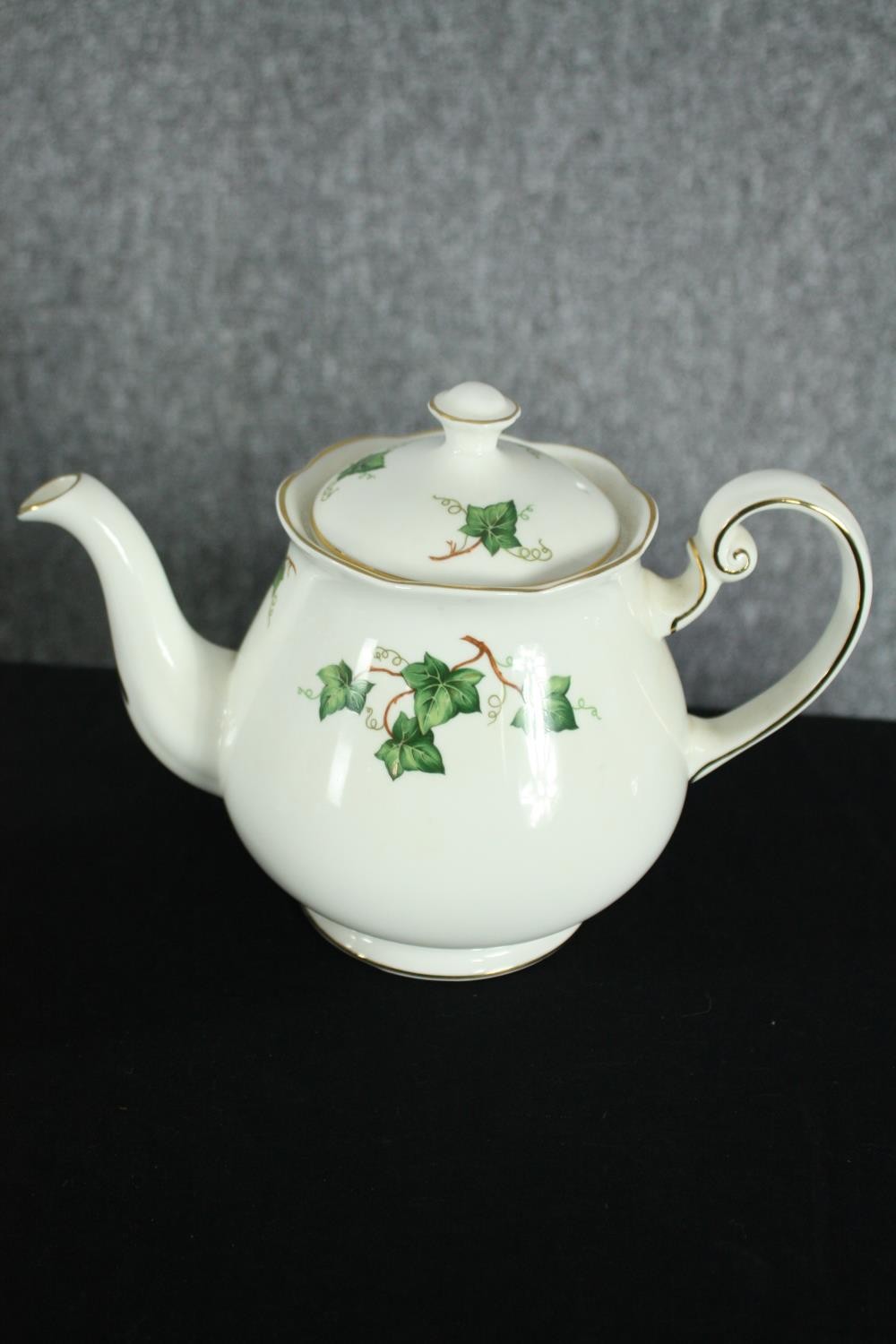 A Colclough ivy leaf tea set. Dated 1991. Incomplete. Includes a teapot, creamer, sugar bowl, side - Image 8 of 10