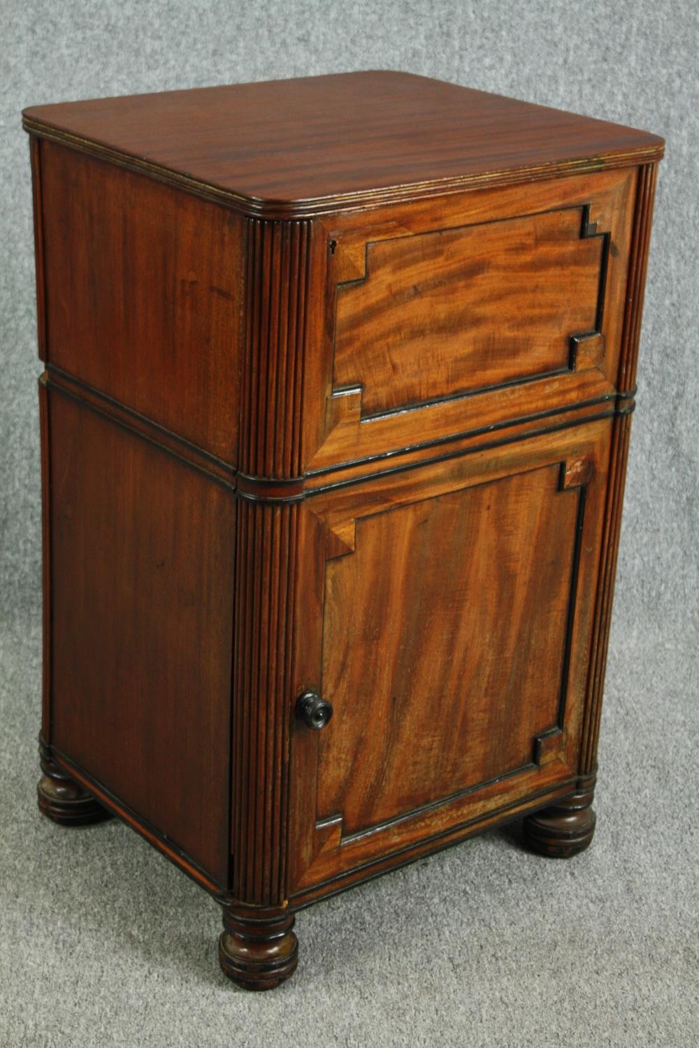 Pedestal cabinet, early 19th century flame mahogany. H.87 W.54 D.47cm. - Image 3 of 6