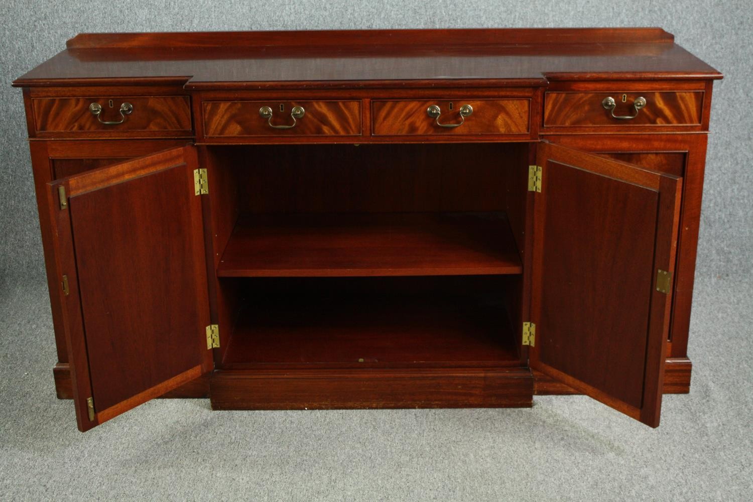 Sideboard, Georgian style breakfront flame mahogany. H.91 W.191 D.44cm. - Image 4 of 7