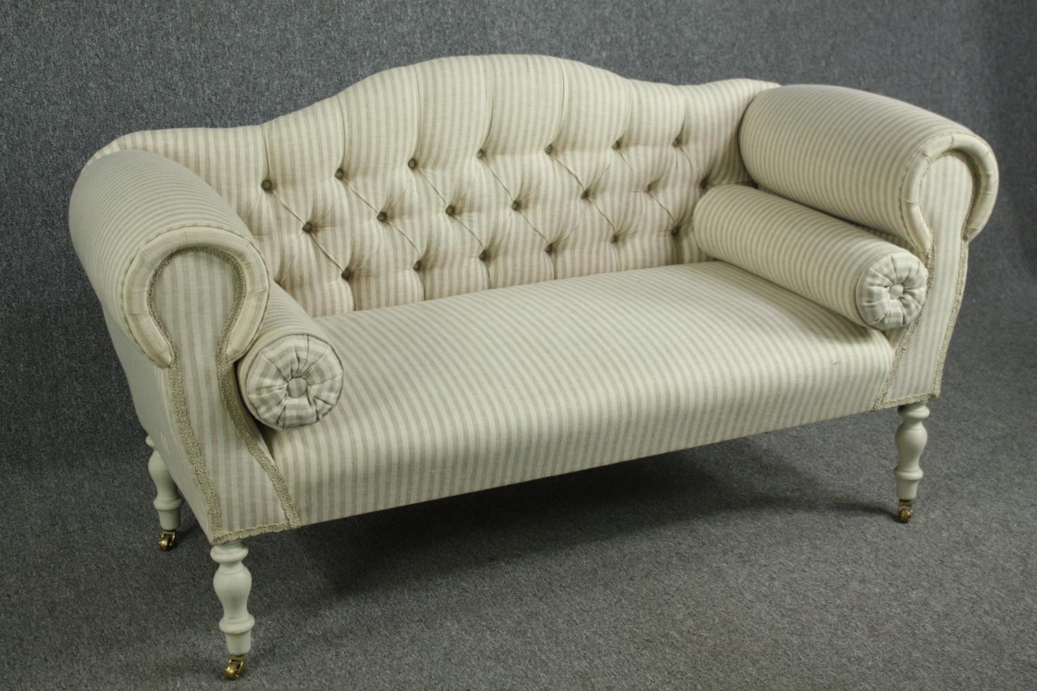 Small sofa or loveseat, Victorian style in deep buttoned upholstery. H.78 W.140 D.57cm. - Image 2 of 6