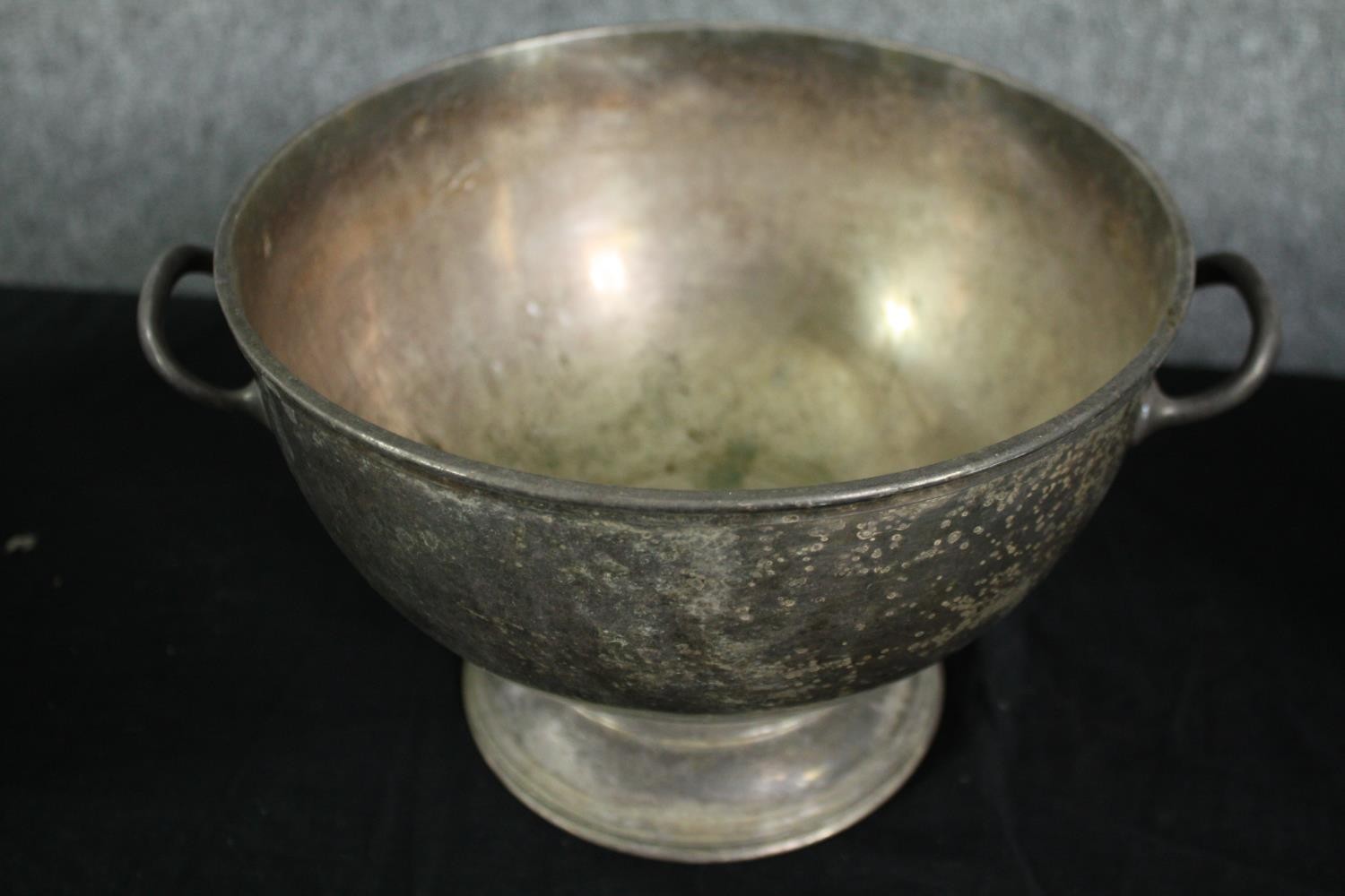 Three early twentieth century silver plated punch bowls. Each in a six pint volume. Stamped 'H' - Image 2 of 4