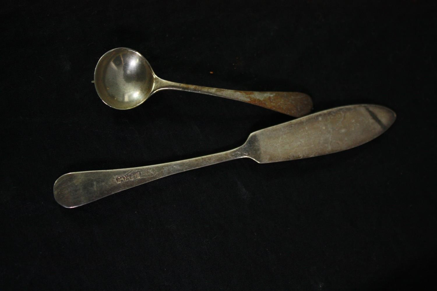 A mixed collection of silver plate including a set of scalloped spoons, a sugar pot, and salt - Image 5 of 13