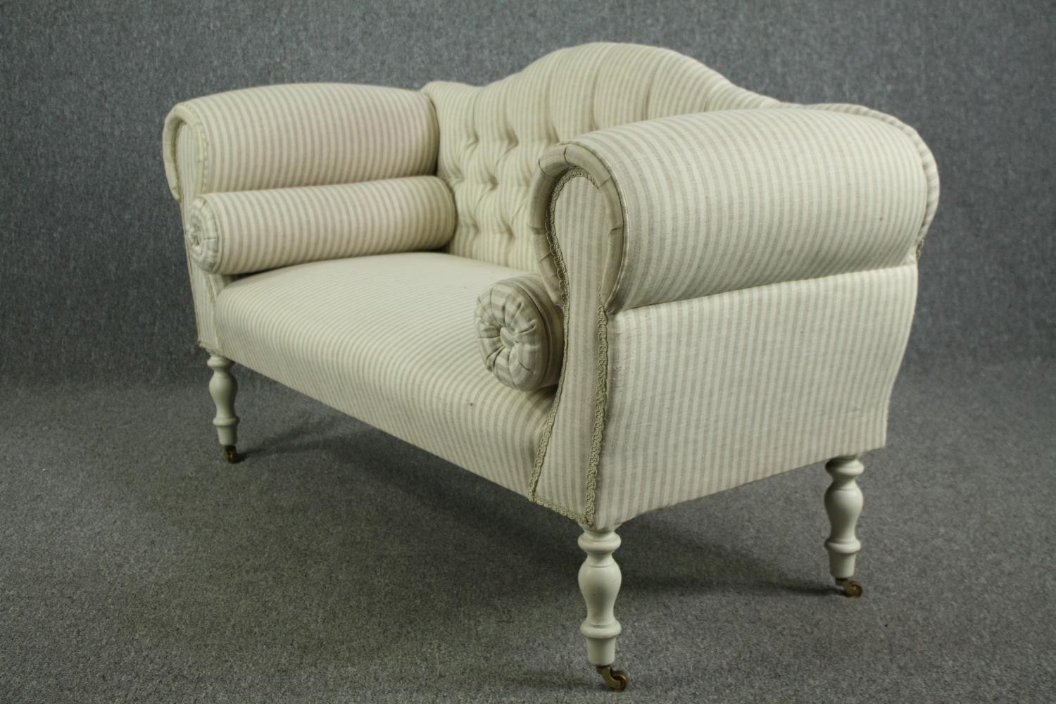 Small sofa or loveseat, Victorian style in deep buttoned upholstery. H.78 W.140 D.57cm. - Image 3 of 6