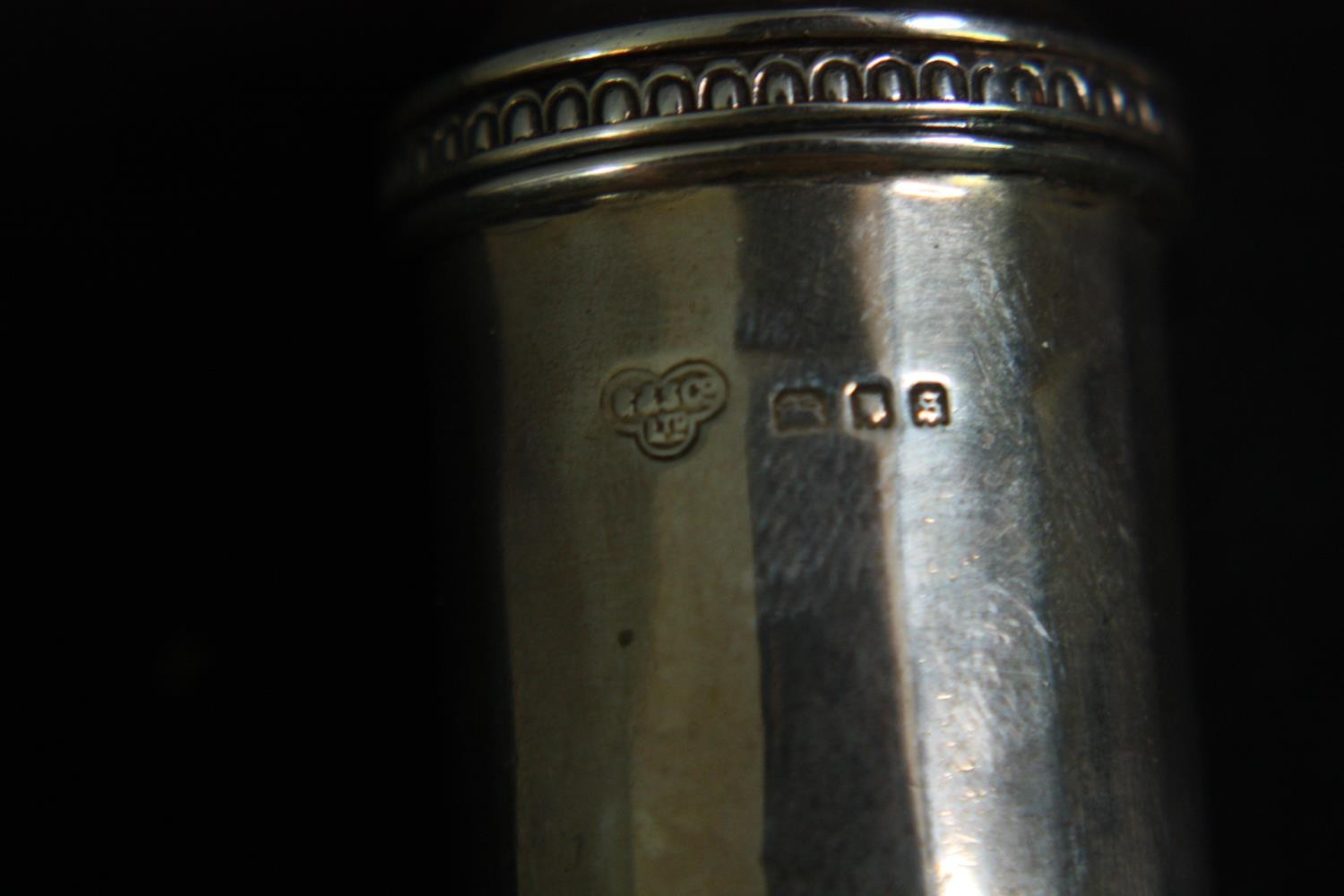 A mixed collection of silver plate including a set of scalloped spoons, a sugar pot, and salt - Image 12 of 13