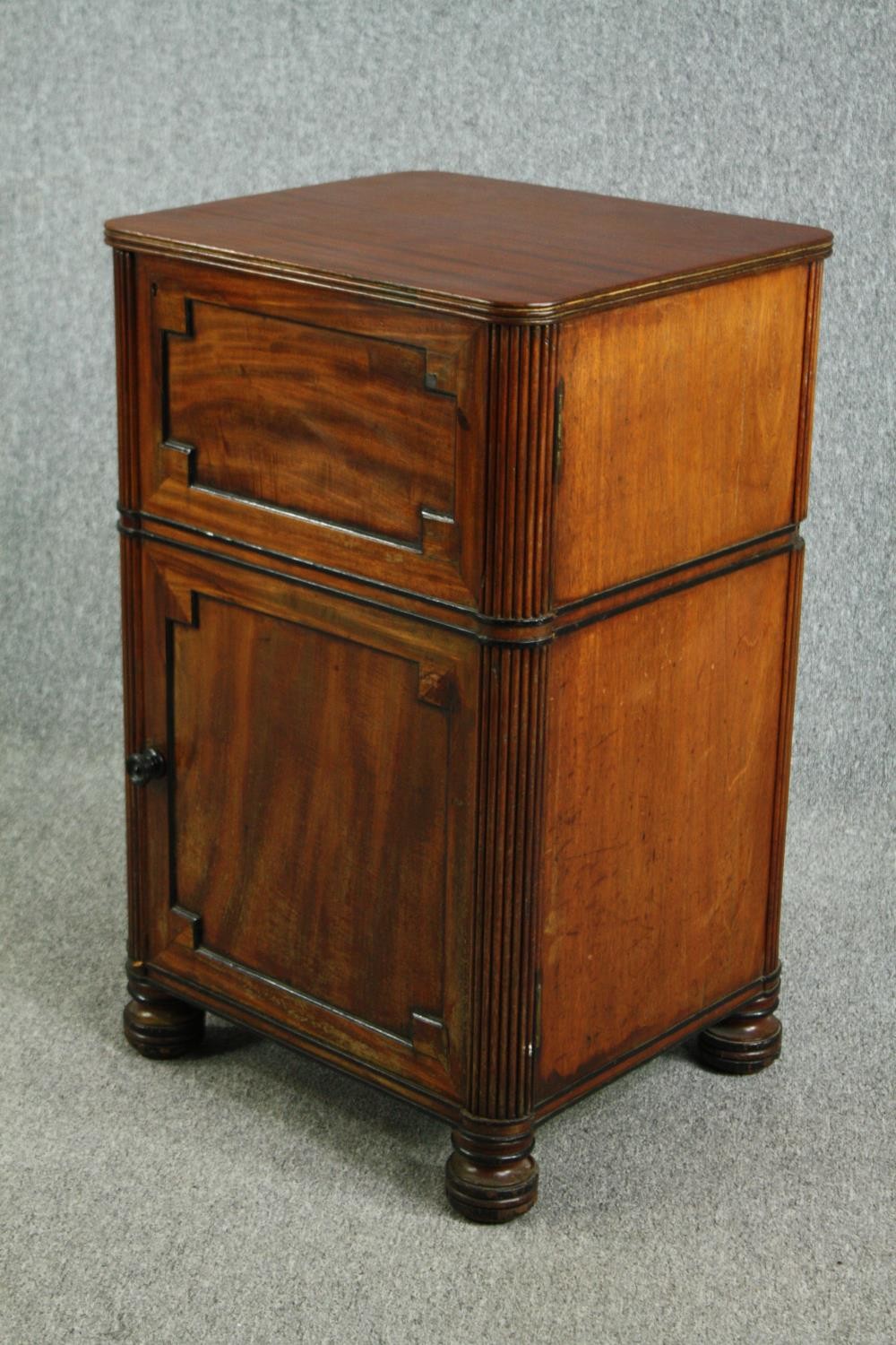 Pedestal cabinet, early 19th century flame mahogany. H.87 W.54 D.47cm. - Image 2 of 6