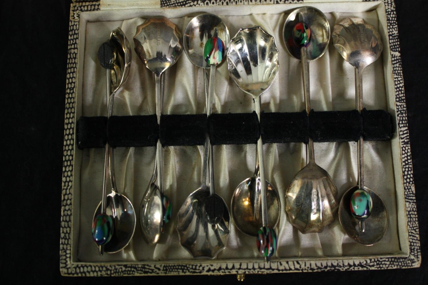 A mixed collection of silver plate including a set of scalloped spoons, a sugar pot, and salt - Image 6 of 13