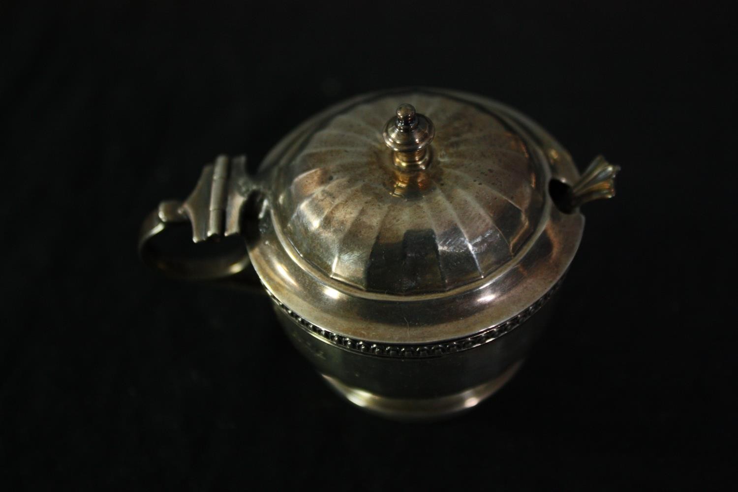 A mixed collection of silver plate including a set of scalloped spoons, a sugar pot, and salt - Image 3 of 13