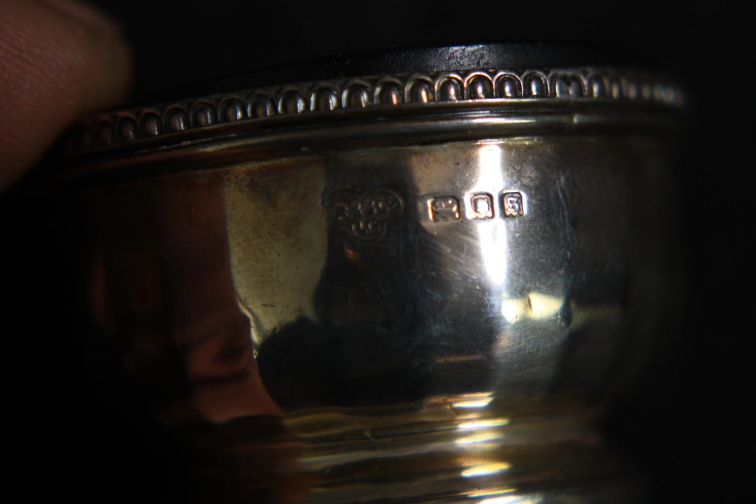 A mixed collection of silver plate including a set of scalloped spoons, a sugar pot, and salt - Image 13 of 13