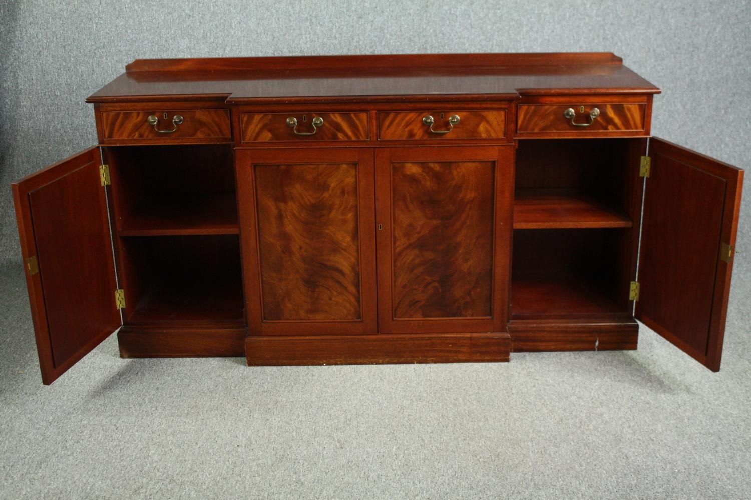 Sideboard, Georgian style breakfront flame mahogany. H.91 W.191 D.44cm. - Image 5 of 7