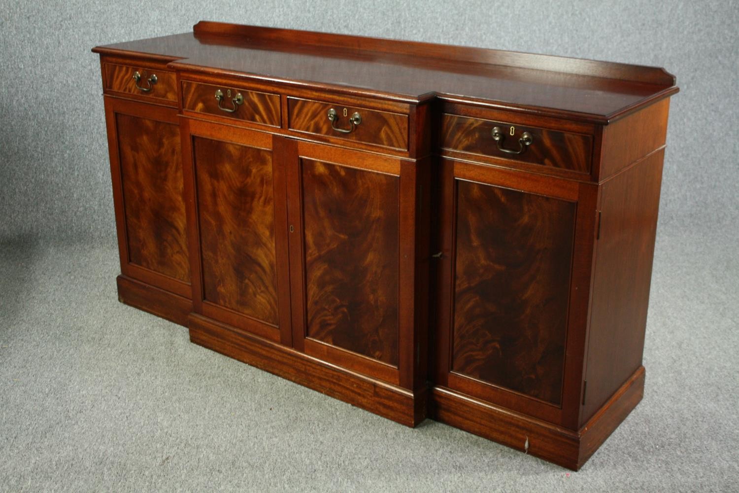 Sideboard, Georgian style breakfront flame mahogany. H.91 W.191 D.44cm. - Image 3 of 7