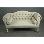 Small sofa or loveseat, Victorian style in deep buttoned upholstery. H.78 W.140 D.57cm.