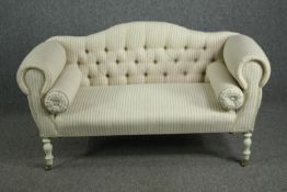 Small sofa or loveseat, Victorian style in deep buttoned upholstery. H.78 W.140 D.57cm.