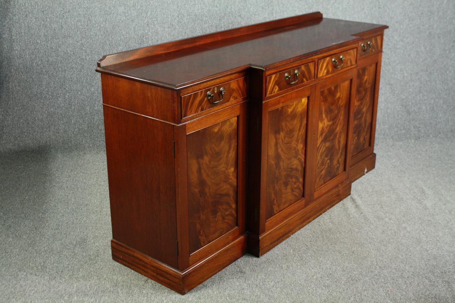 Sideboard, Georgian style breakfront flame mahogany. H.91 W.191 D.44cm. - Image 2 of 7