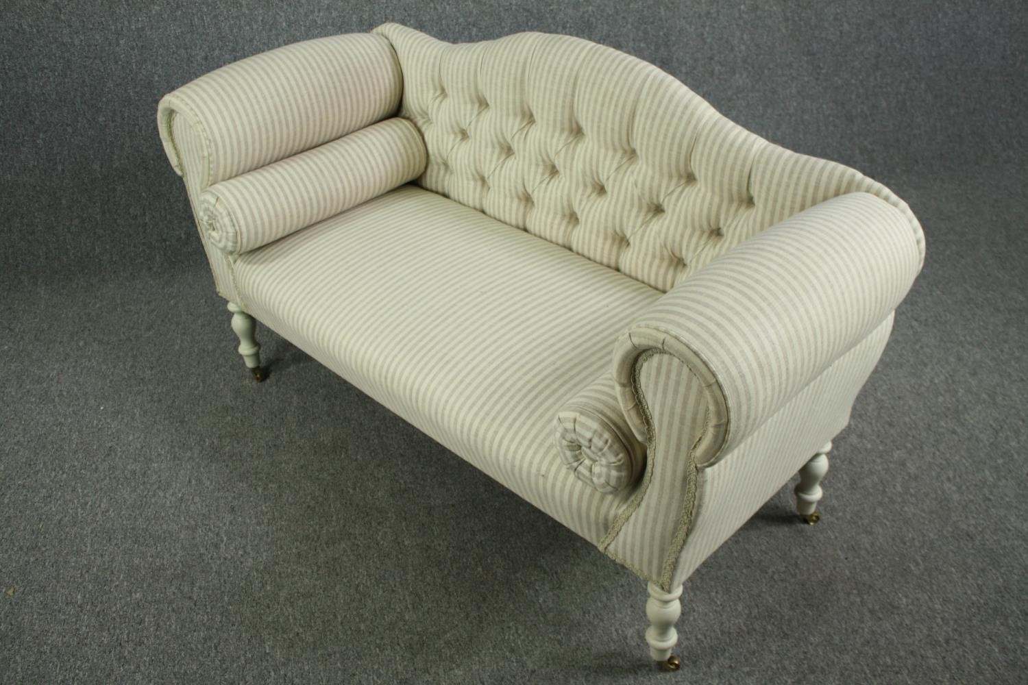 Small sofa or loveseat, Victorian style in deep buttoned upholstery. H.78 W.140 D.57cm. - Image 4 of 6
