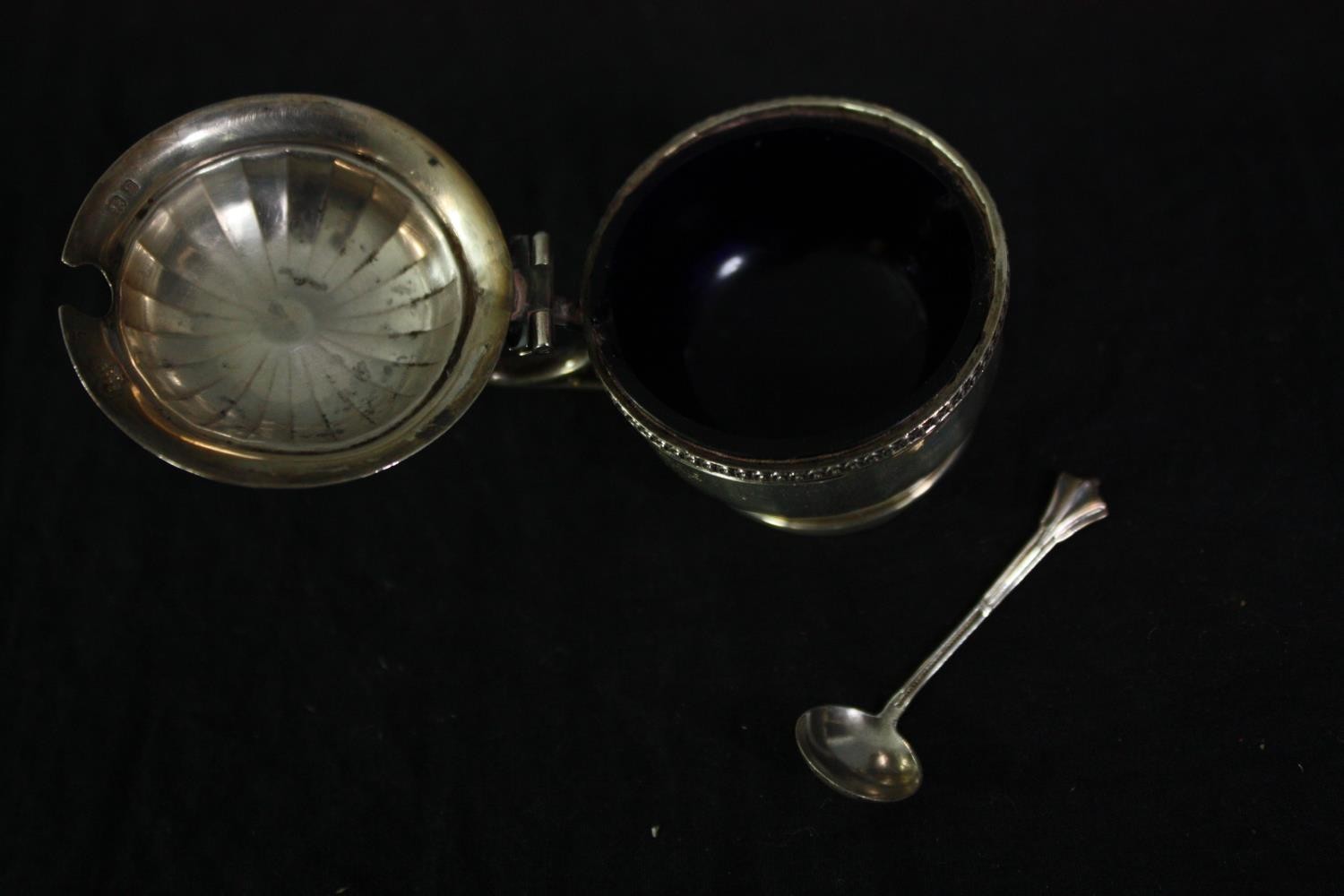 A mixed collection of silver plate including a set of scalloped spoons, a sugar pot, and salt - Image 4 of 13