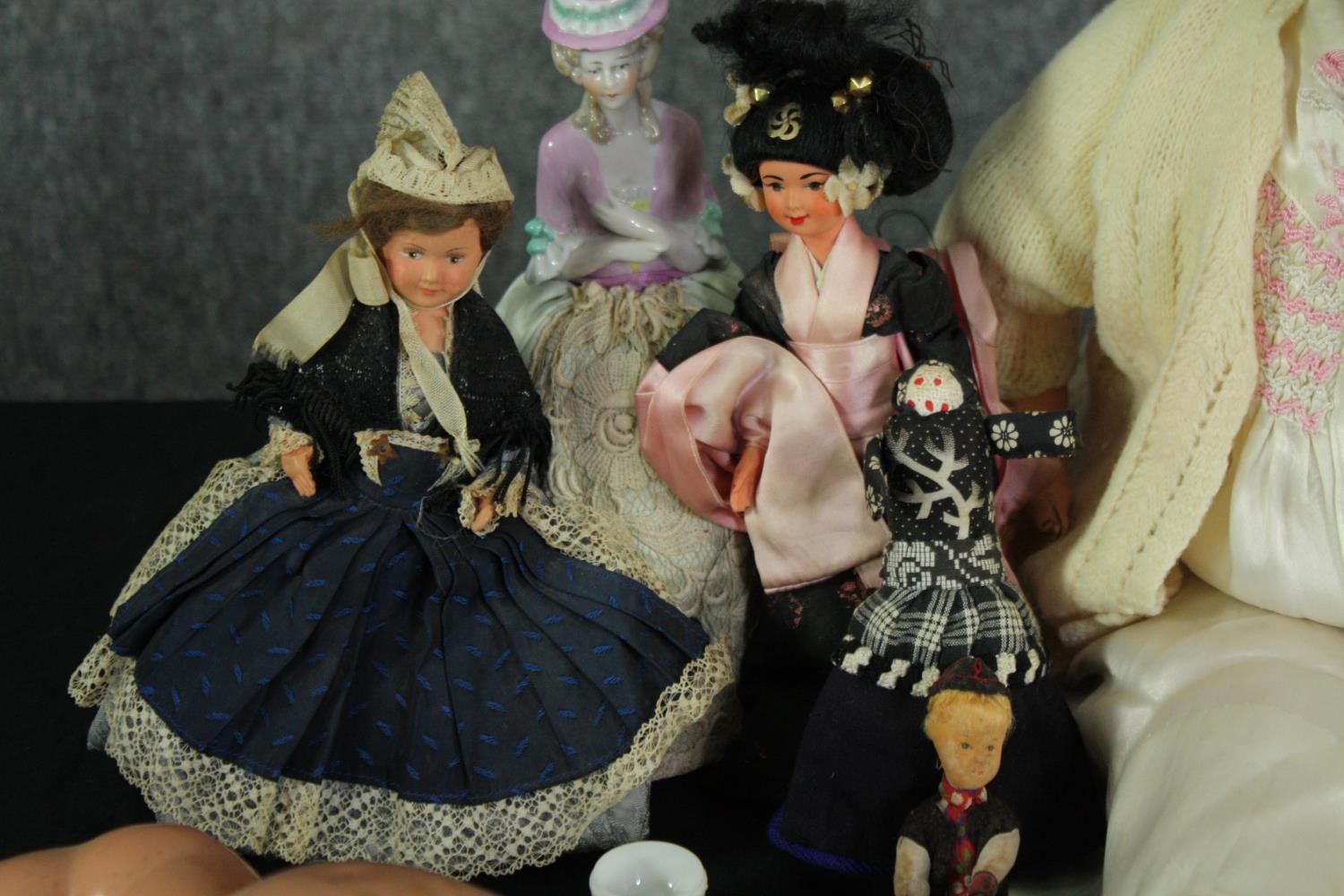 A collection of 19th and early 20th century dolls, including an Indian doll in traditional silk - Image 2 of 9