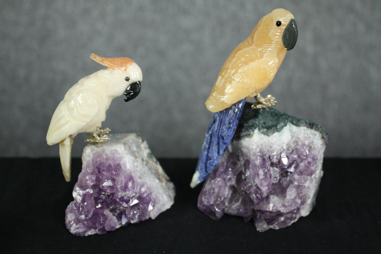 A collection of six pieces of amethyst mounted with detachable perched parrots carved from various - Image 3 of 4